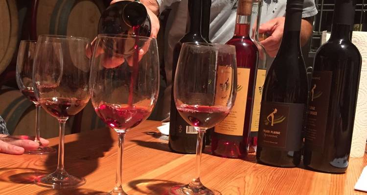 Wijnproeverij met rode wijn die in glazen wordt geschonken