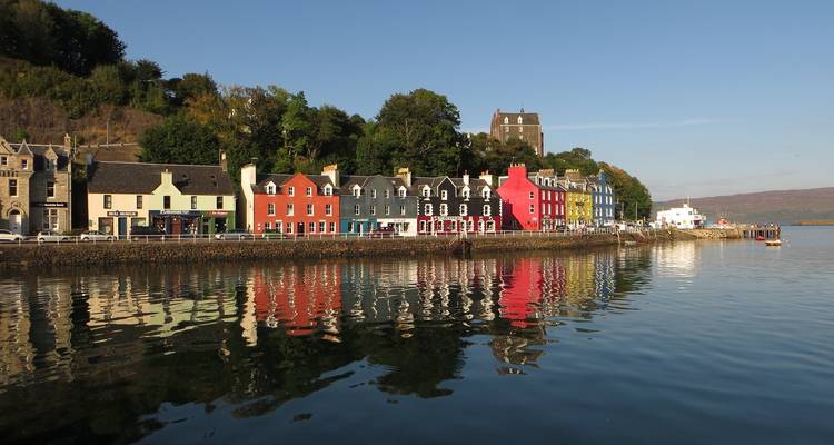 Casas coloridas frente al mar en Tobermory, Escocia.