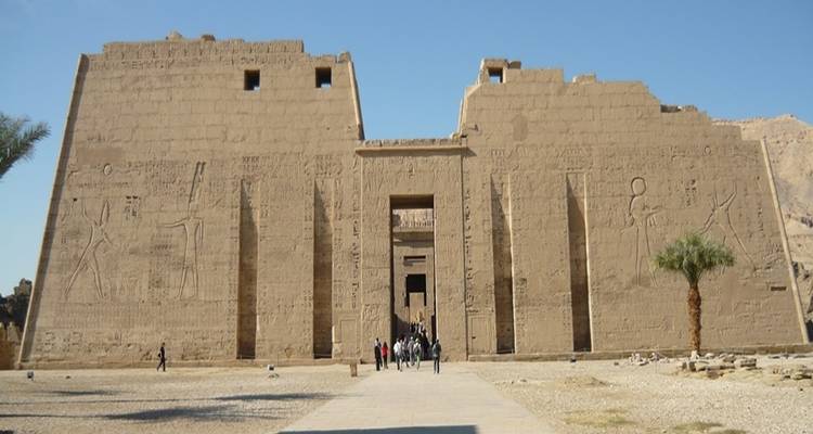 Großer antiker Tempeleingang mit Hieroglyphengravuren.