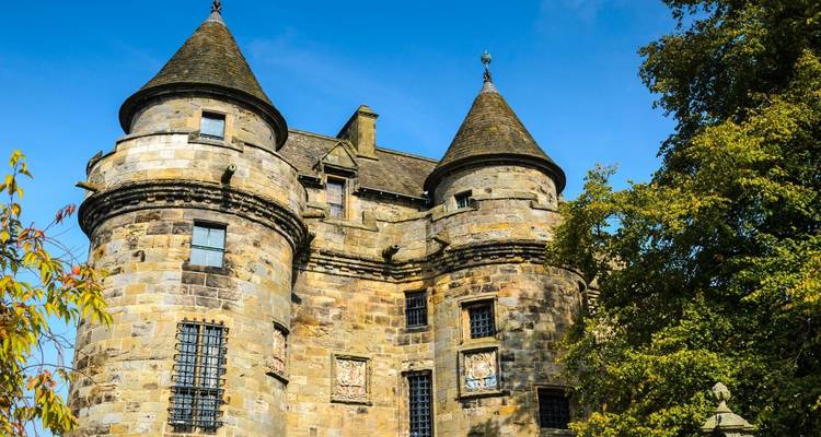 Castillo con torres redondas y fachada decorativa.