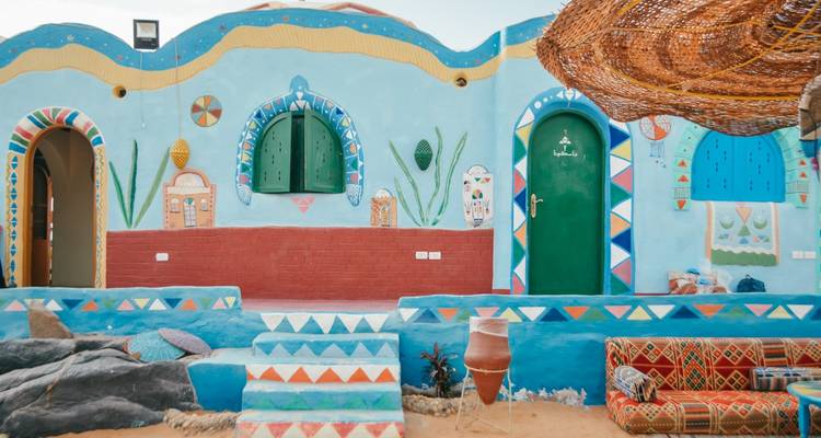 Buntes und kunstvoll verziertes Gebäude mit geometrischen Mustern.