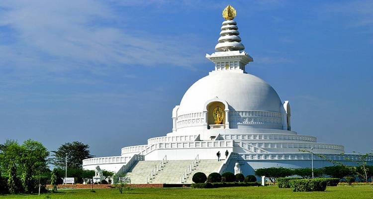 Weiße Stupa mit einem klaren blauen Himmel.