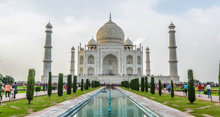 Vue de face du Taj Mahal avec son reflet dans l'eau.