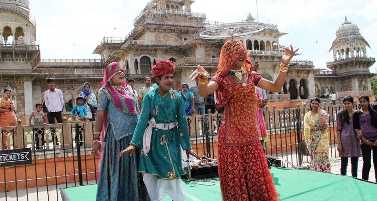 Spectacle de danse traditionnelle avec des danseurs en tenues colorées.