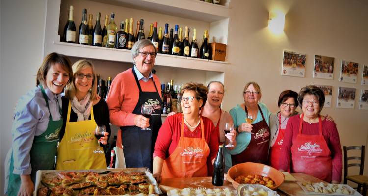 Groep mensen die genieten van een maaltijd met wijn in een gezellige omgeving