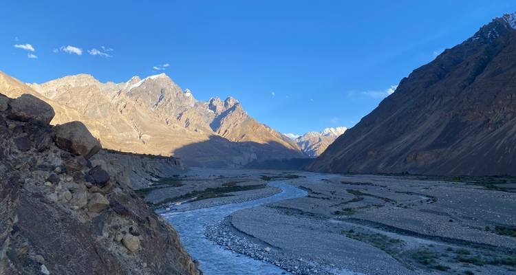 Een rivier die kronkelt door een bergachtige vallei.