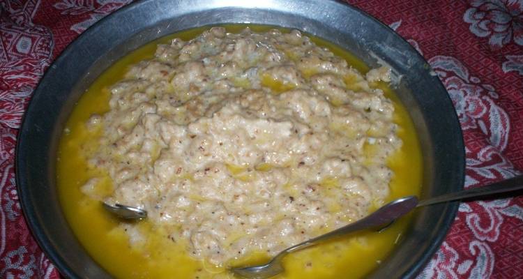 Plato tradicional servido en un plato de metal.