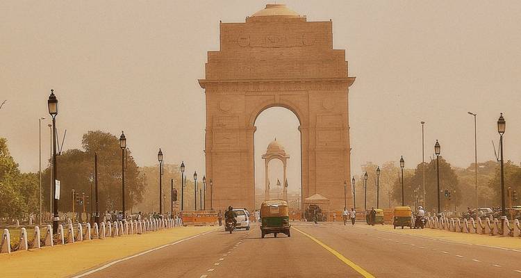 View of India Gate on a clear day.