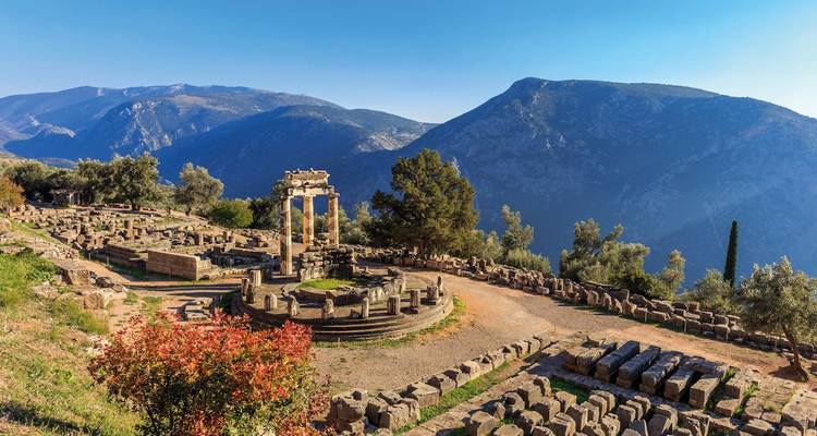 Ancient ruins of Delphi with mountainous backdrop.