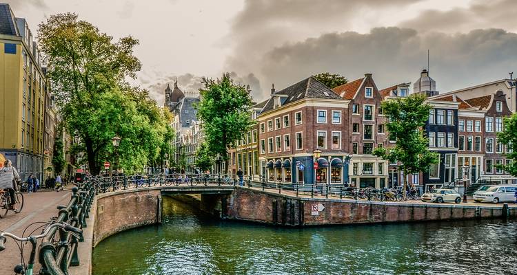 Canal pittoresque avec bicyclettes et bâtiments historiques.