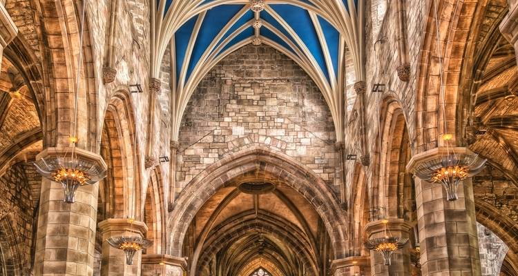 Vue intérieure d'une cathédrale ou église avec des voûtes et une architecture ornementée.