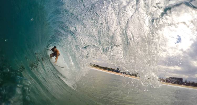 Surfeur chevauchant une vague dans un tube