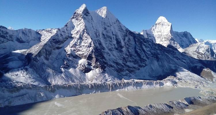 Besneeuwd bergpanorama met een gletsjermeer.