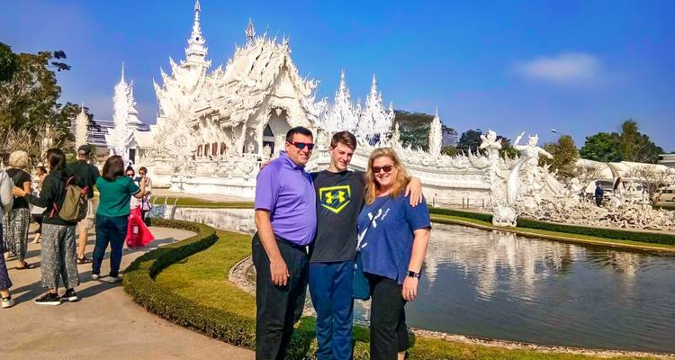 Gruppe von Menschen, die vor dem berühmten Weißen Tempel posieren.