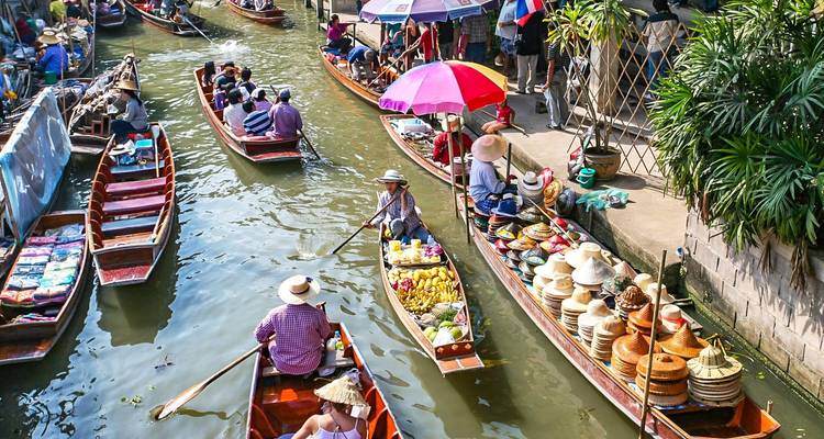 Belebter schwimmender Markt mit Booten voller Waren.