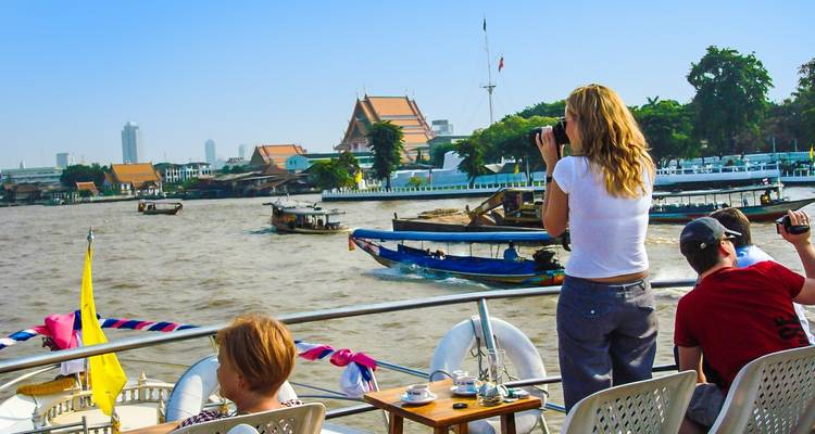 Touristen fotografieren malerische Aussichten von einem Boot aus.