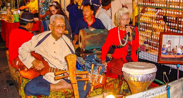 Einheimische Musiker, die mit traditionellen Instrumenten auftreten.