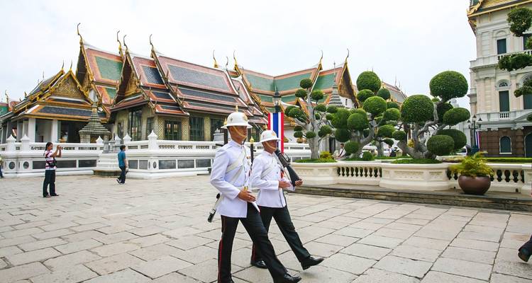 Wachen, die vor einem großartigen Palast gehen.