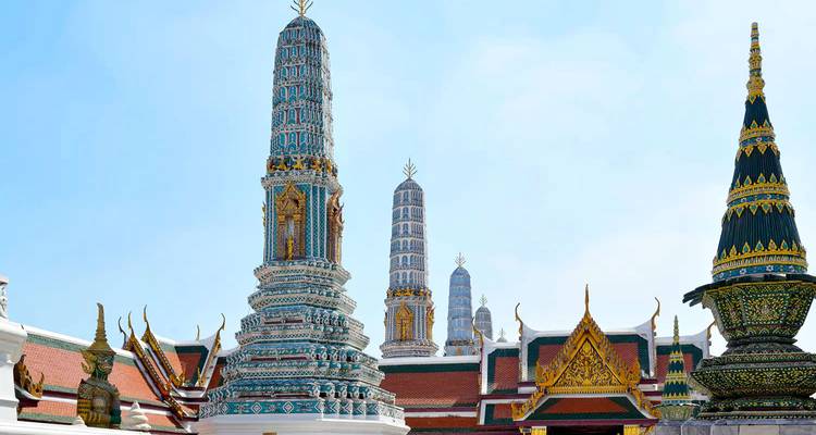 Agujas intrincadas de un templo contra un cielo azul.