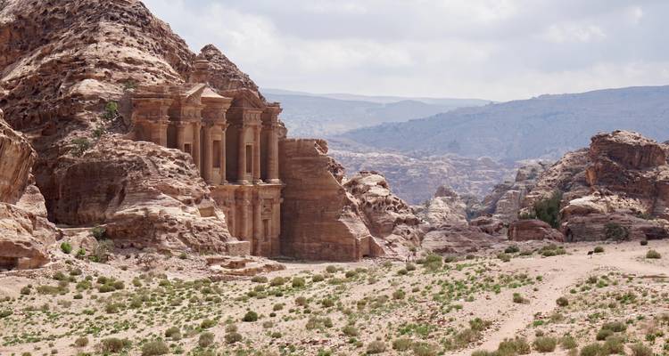 Blick auf das Kloster in Petra in einer felsigen Landschaft.