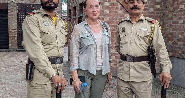 Toerist poserend met geüniformeerde wachters.