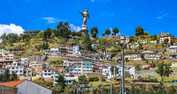 Panecillo con la estatua de la Virgen de Quito con vista a la ciudad.