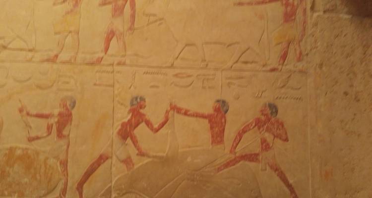 Sculptures égyptiennes antiques sur un mur, quelque peu floues.