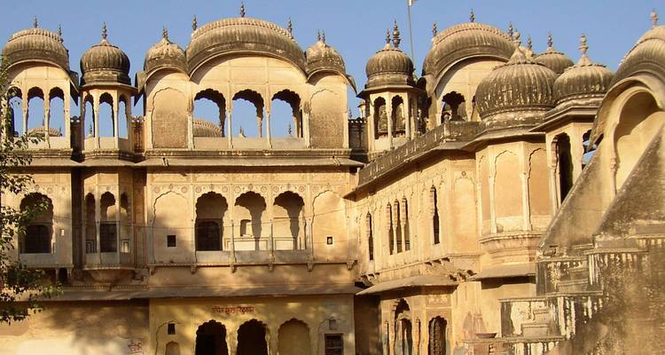 Historisch paleis met sierlijke koepels en bogen.