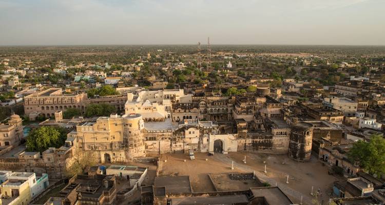 Panoramisch uitzicht op een historische stad met oude bouwwerken.