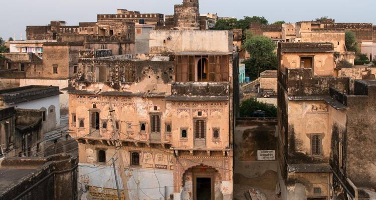 Oude gebouwen met verweerde gevels in een historisch gebied.