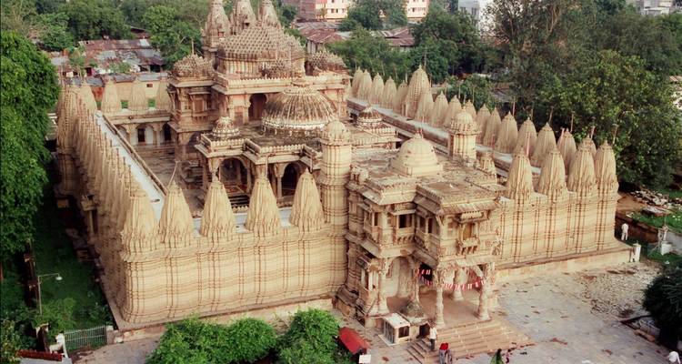 Großer, kunstvoll gestalteter Tempel in einer üppigen Gegend.