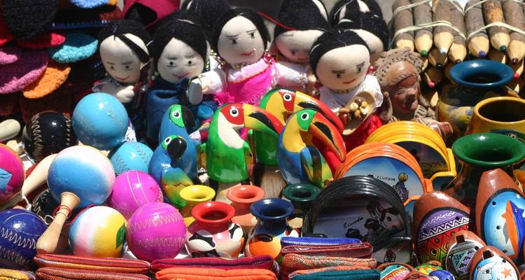 Kleurrijke handgemaakte souvenirs en kunstwerken tentoongesteld op een markt.