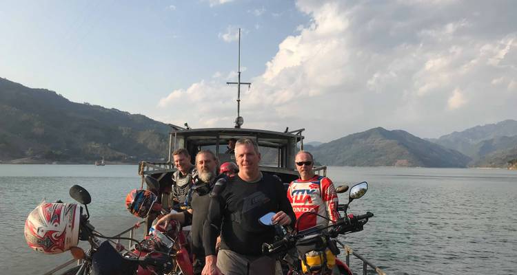 Groep motorrijders en hun motoren op een veerboot.