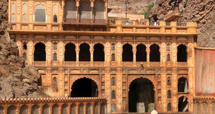 Historische Festung, in felsiges Gelände gemeißelt.