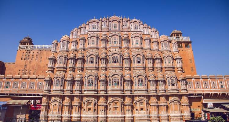 Hawa Mahal, het Paleis van de Winden, in Jaipur met ingewikkelde gevel.