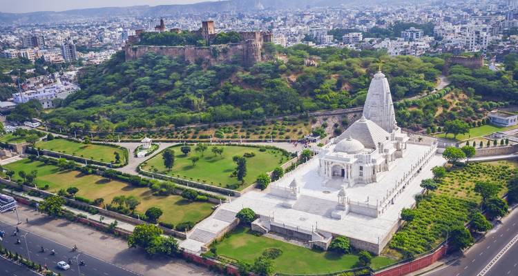 Birla Mandir en een fort in Jaipur met een weelderige tuin.
