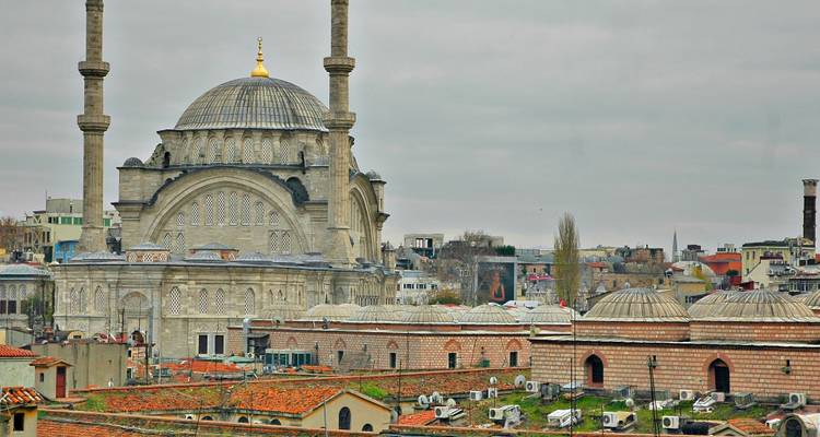 Große historische Moschee mit doppelten Minaretten mit Blick auf die Stadtlandschaft Istanbuls