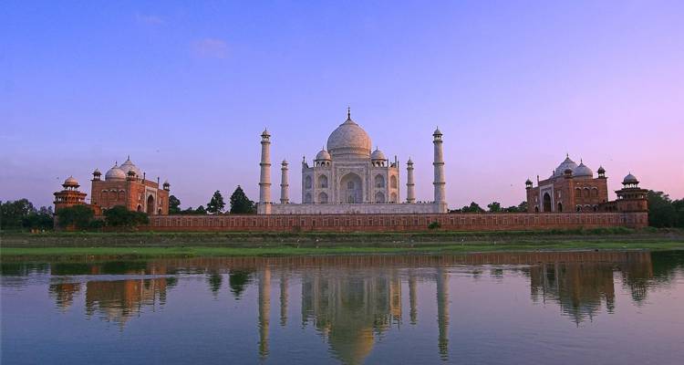 Taj Mahal en omliggende tuinen met reflecties in het water.