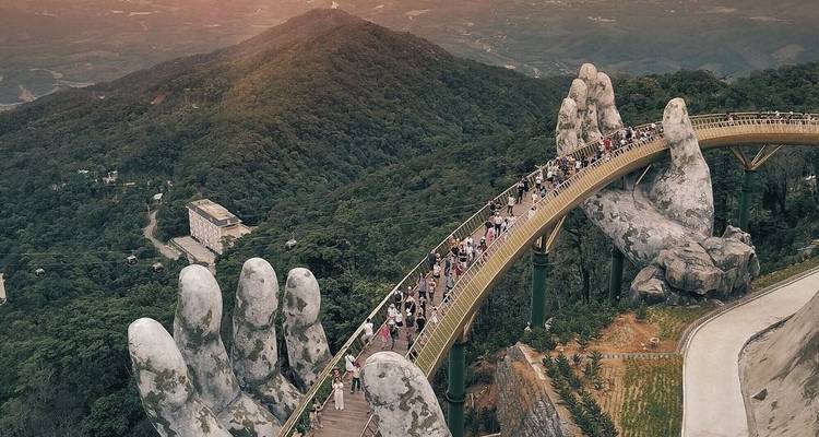 Goldene Brücke gehalten von Steinhänden mit Menschenmenge