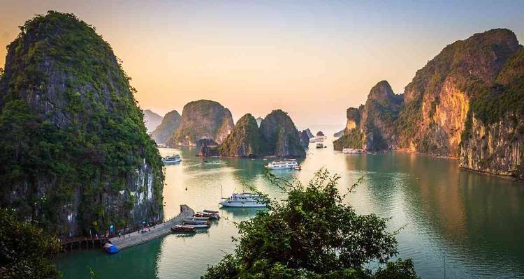 Boote in einer Bucht mit Kalksteinklippen