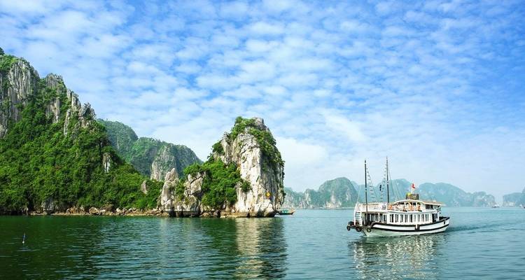 Boot segelt an Kalksteinformationen in der Bucht vorbei