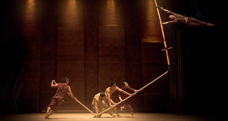 Acrobatische voorstelling met bamboestokken.