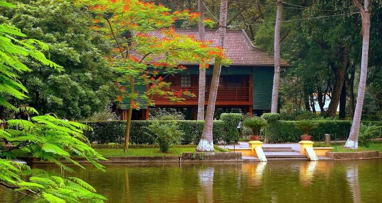 Schilderachtig uitzicht op een traditioneel Vietnamees huis bij een vijver.