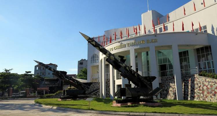 Militair museum met raketten tentoongesteld buiten onder een blauwe hemel.