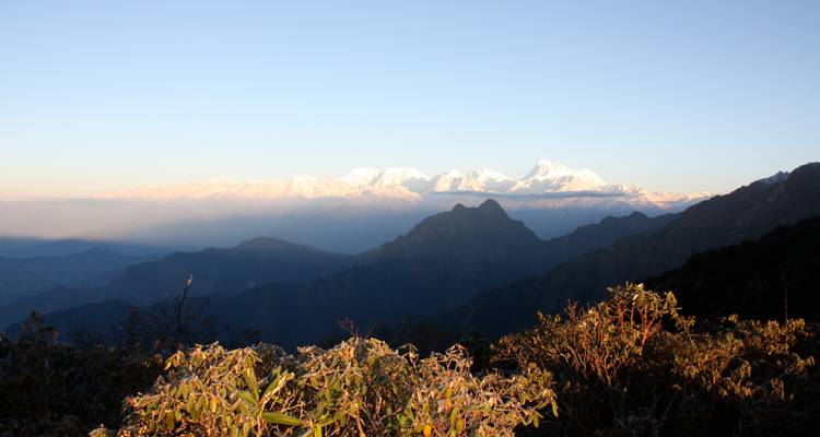 Panoramablick auf schneebedeckte Berge bei Sonnenuntergang.