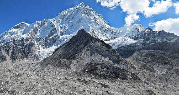 Nahaufnahme eines majestätischen schneebedeckten Berggipfels.