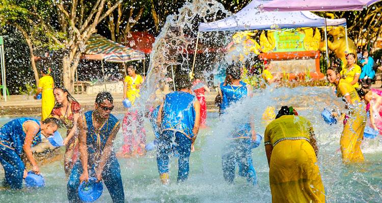 Menschen die deelnemen aan een waterspatfestival, gekleed in traditionele kledij.