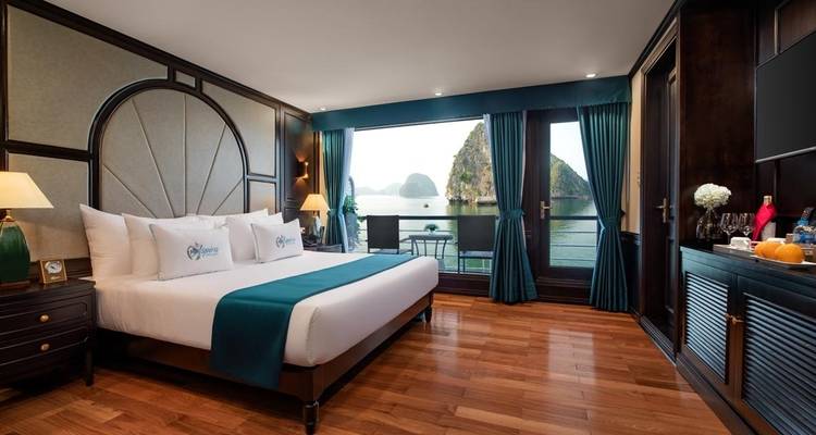 Luxe accommodatiekamer met uitzicht op Halong Bay.