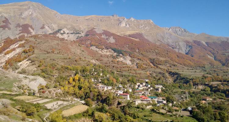 Un petit village niché dans une région montagneuse.