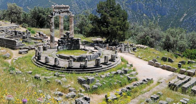 Oude ruïnes van Delphi met bergen op de achtergrond.
